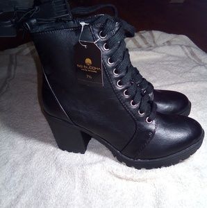 women's black boots